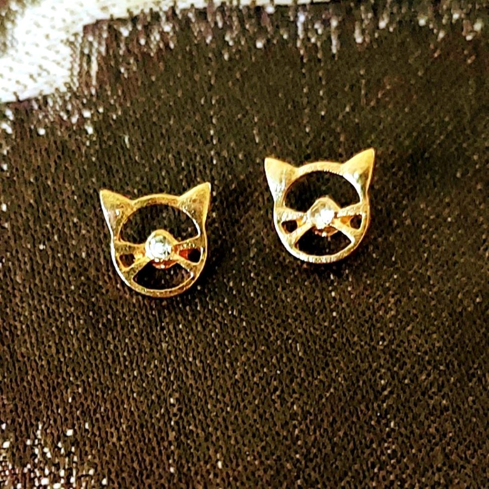 Gorgeous Cat Face Stud Earrings